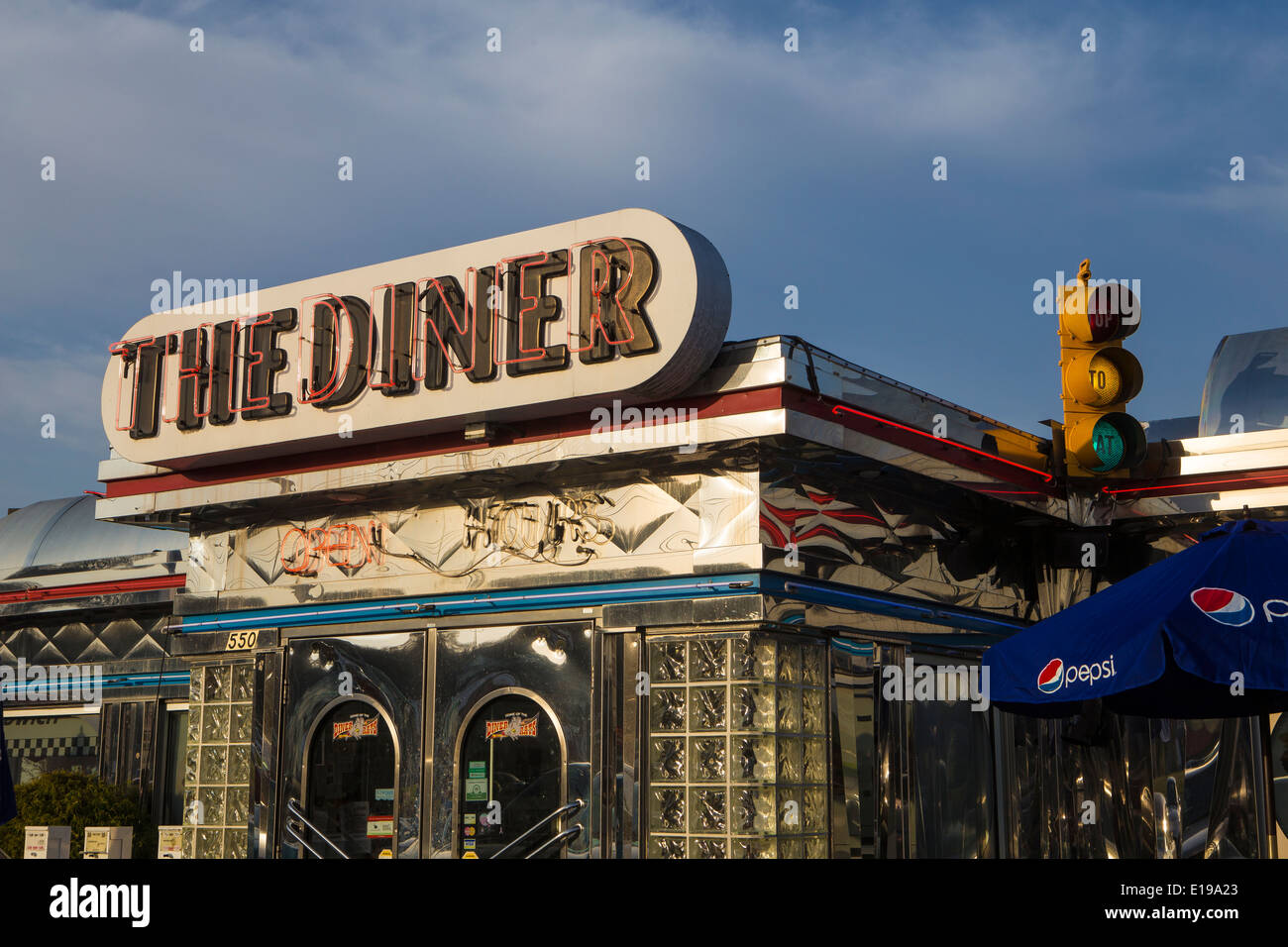 Das Diner, ein klassisches amerikanisches Diner-Restaurant ist in Sevierville, Tennessee abgebildet. Stockfoto