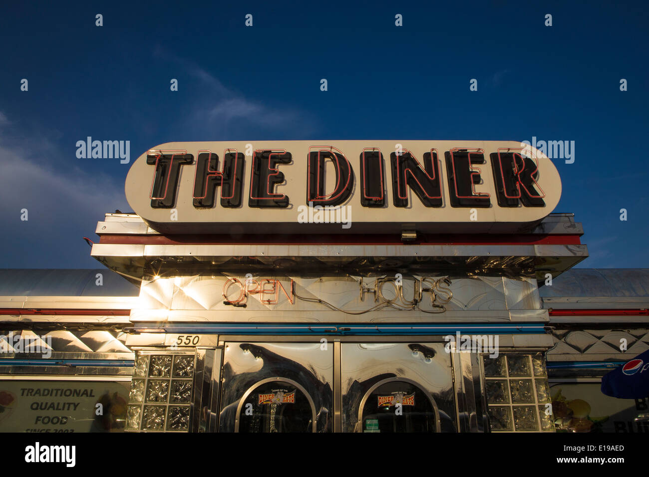 Das Diner, ein klassisches amerikanisches Diner-Restaurant ist in Sevierville, Tennessee abgebildet. Stockfoto