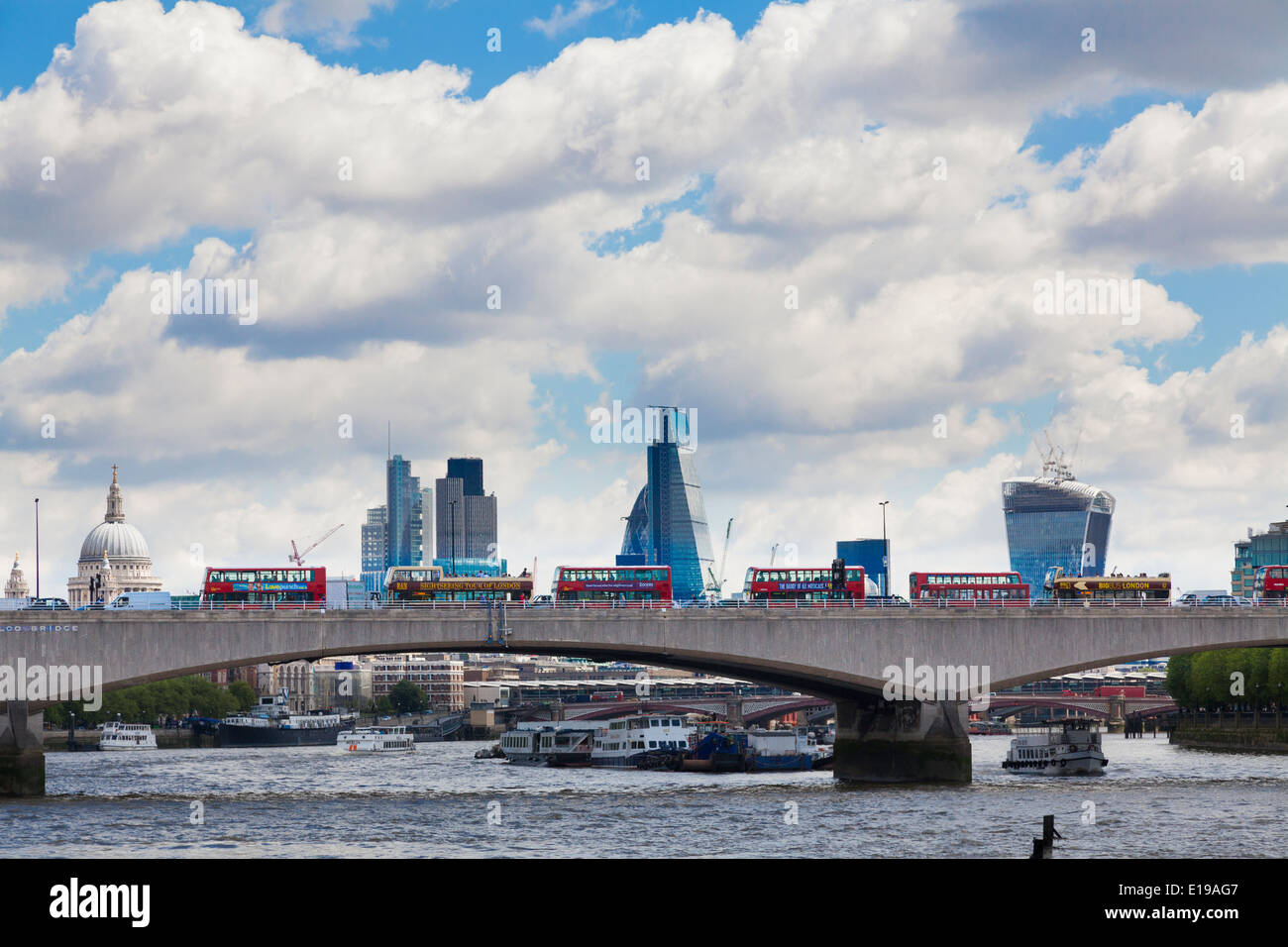 Roten Londoner Busse Waterloo Brücke überquert haben. Stockfoto
