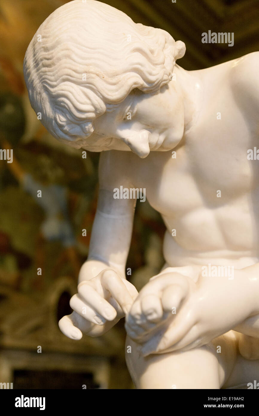 Junge mit einem Dorn im Fuß; Detail der Marmorstatue in den Kapitolinischen Museen (Musei Capitolini), Rom Italien Stockfoto