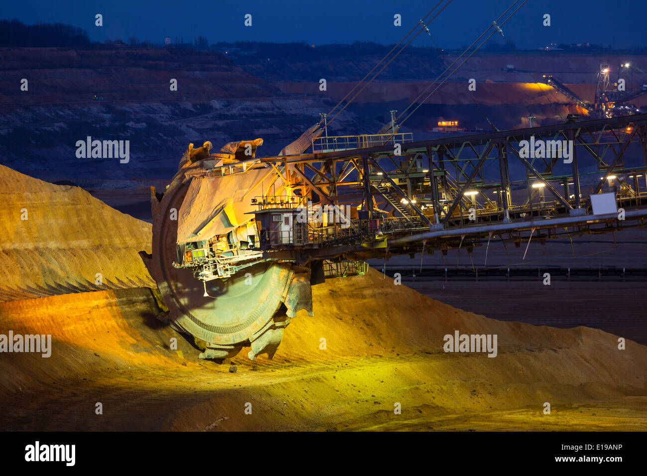 Einen riesigen Schaufelradbagger in einer Braunkohle pit mine in der Nacht Stockfoto