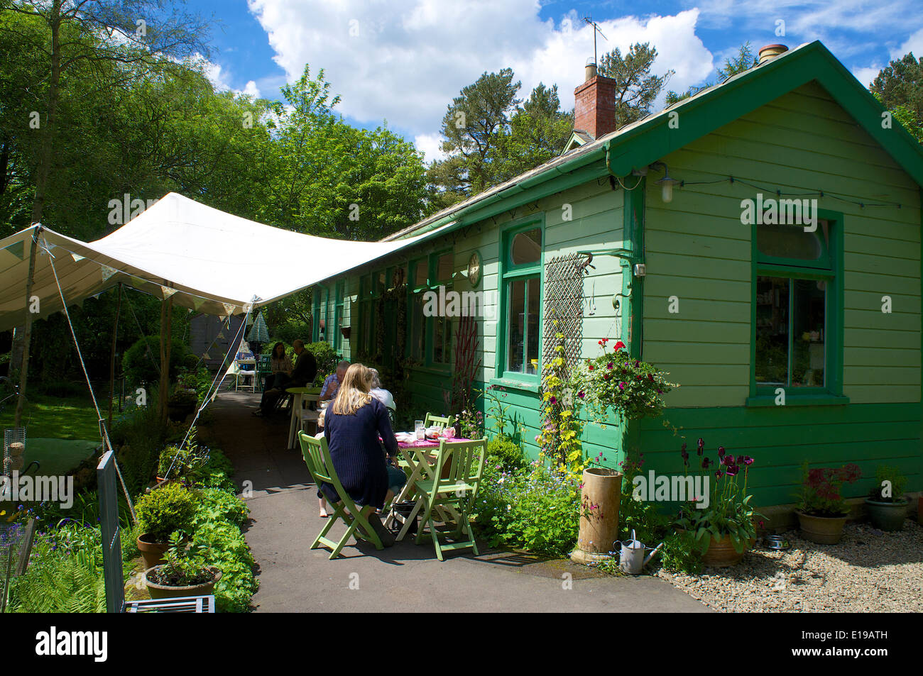 Der Garten Bahnhofscafé, einem restaurierten viktorianischen Bahnhof Station Besucherattraktion mit Gärten. Langley, Hexham, Northumberland. Stockfoto