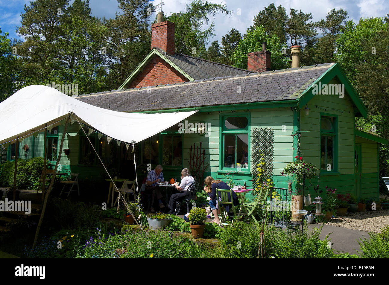 Der Garten Bahnhofscafé, einem restaurierten viktorianischen Bahnhof Station Besucherattraktion mit Gärten. Langley, Hexham, Northumberland. Stockfoto