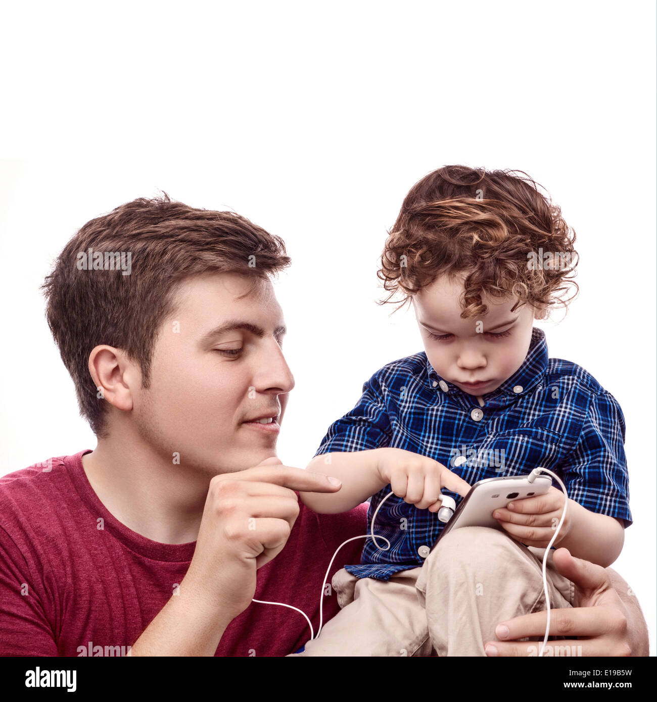 Junger Vater Lehren seines Sohnes mit smartphone Stockfoto