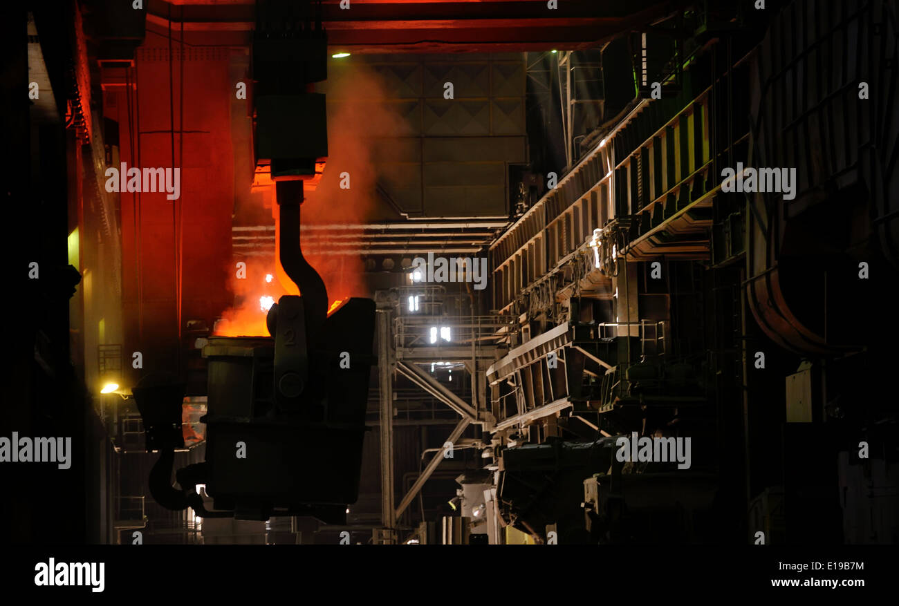 am glühenden geschmolzenen Stahl in Eisen und Stahl Unternehmen Produktionslandschaft Stockfoto