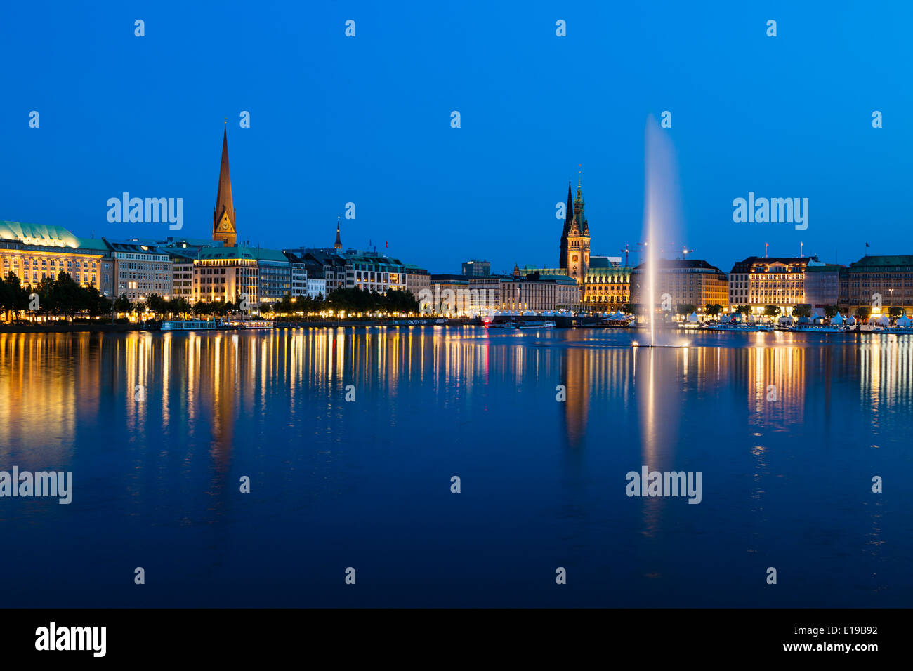 Die berühmten Binnenalster-See mit seinem Brunnen in Hamburg, Deutschland in der Nacht Stockfoto