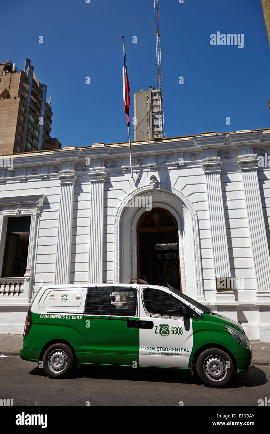 Hyundai van und Primera Comisaria Carabineros de Chile Nationalpolizei Santiago Chile Stockfoto