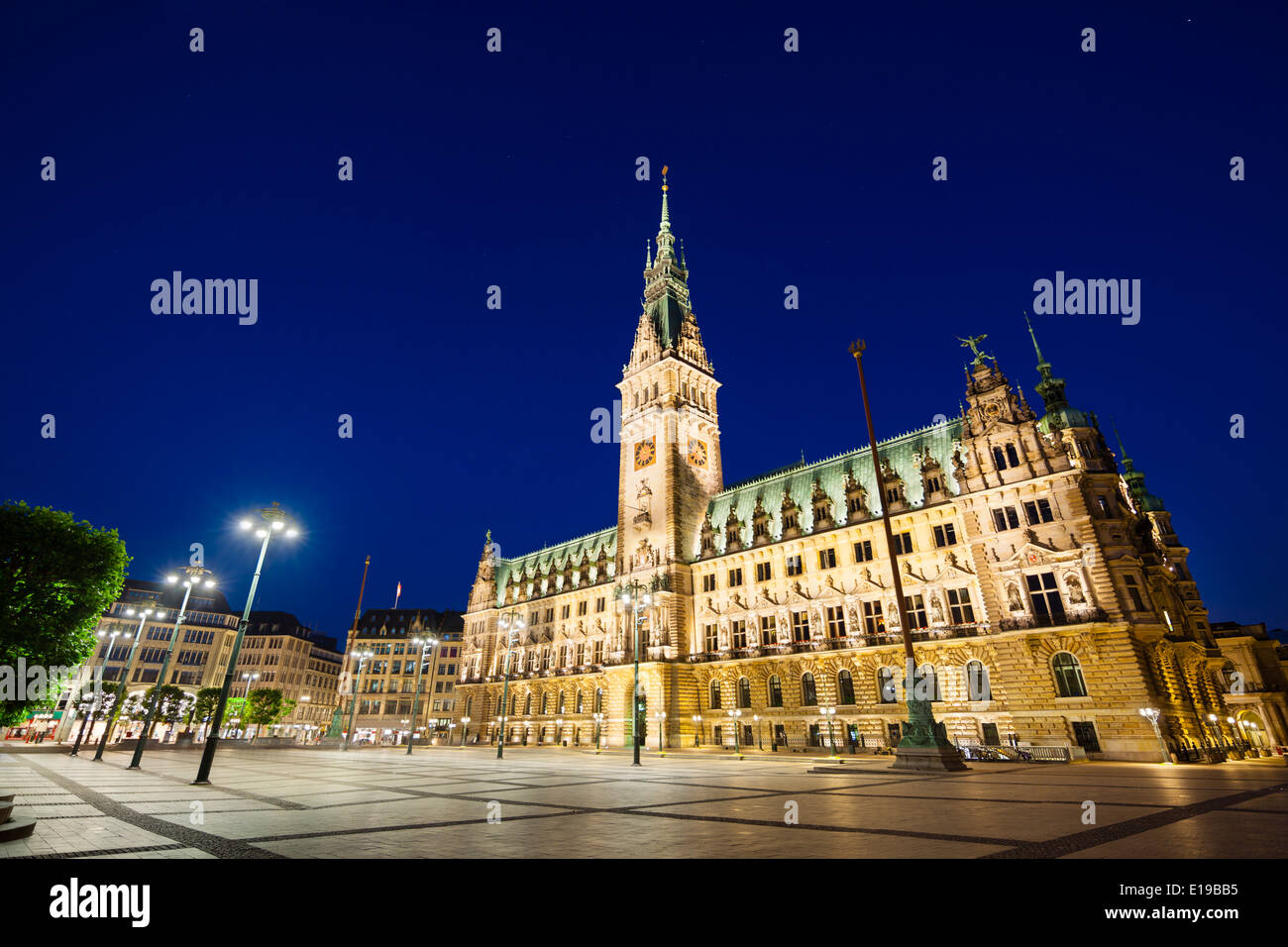 Ultra-Weitwinkel-Blick auf das berühmte Rathaus in Hamburg, Deutschland in der Nacht Stockfoto