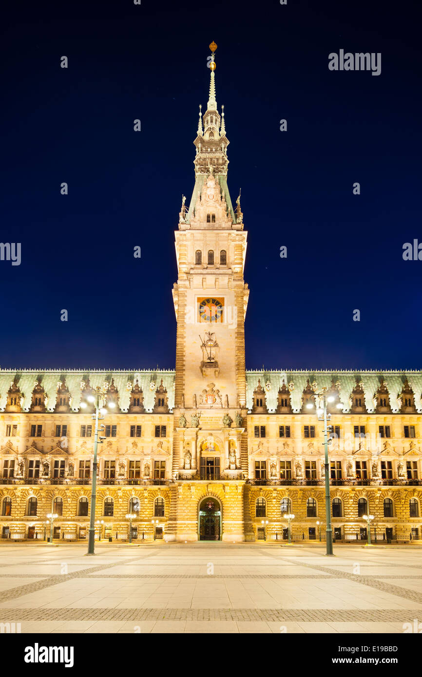 Vorderansicht des berühmten Rathauses in Hamburg, Deutschland in der Nacht Stockfoto