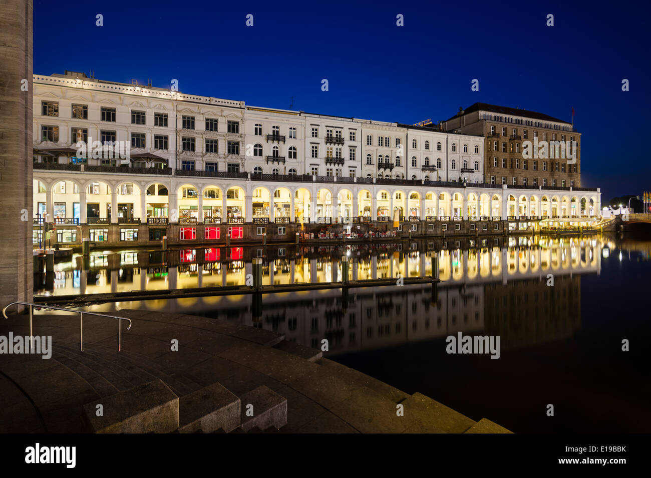 Die Alsterarkaden in Hamburg, Deutschland in der Nacht mit Reflexion in einem Kanal Stockfoto
