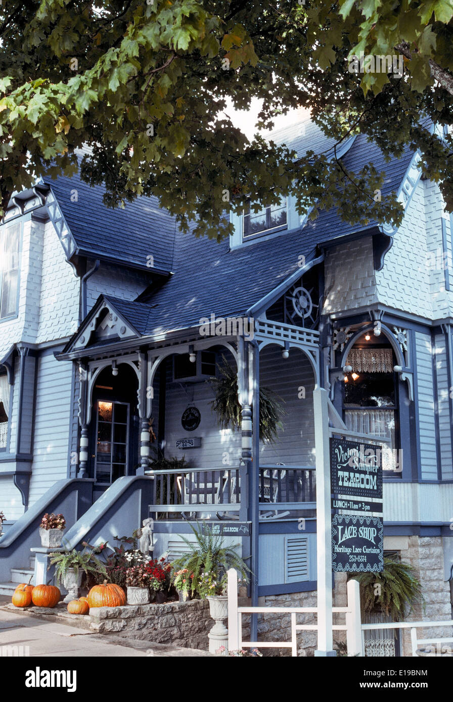 Viele historische viktorianische Häuser wie dieses geworden beliebten Geschäften und Restaurants in den Ozark Mountains Kleinstadt Eureka Springs, Arkansas, USA. Stockfoto