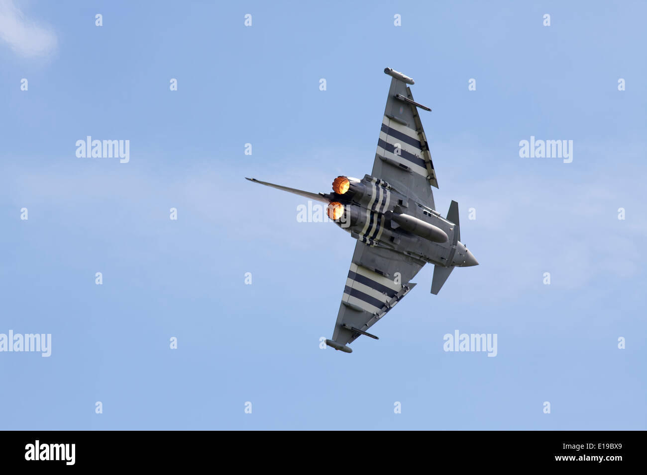 Eurofighter Typhoon zieht eine enge drehen mit Motoren in Zü Stockfoto
