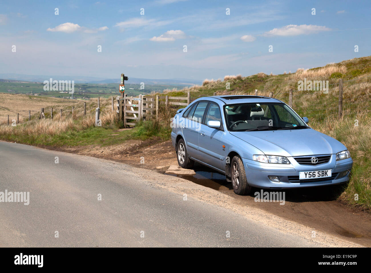2001 Mazda 626 GXI Sport in der Landschaft von Yorkshire Stockfoto