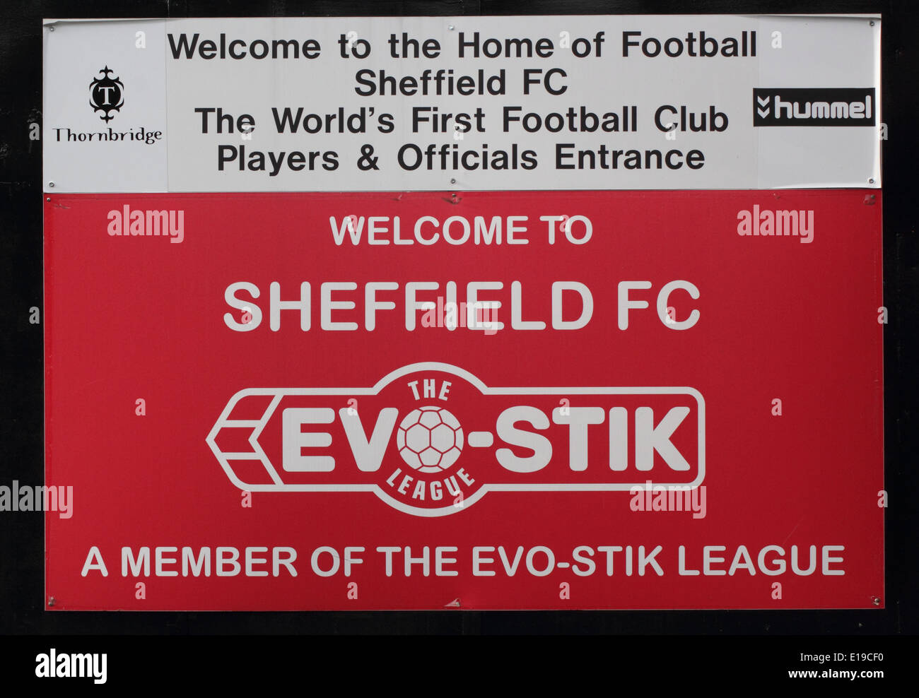 Spieler und Funktionäre Eingang willkommen Board bei Sheffield Football Club; der weltweit erste Fußballverein, Dronfield, England UK. Stockfoto
