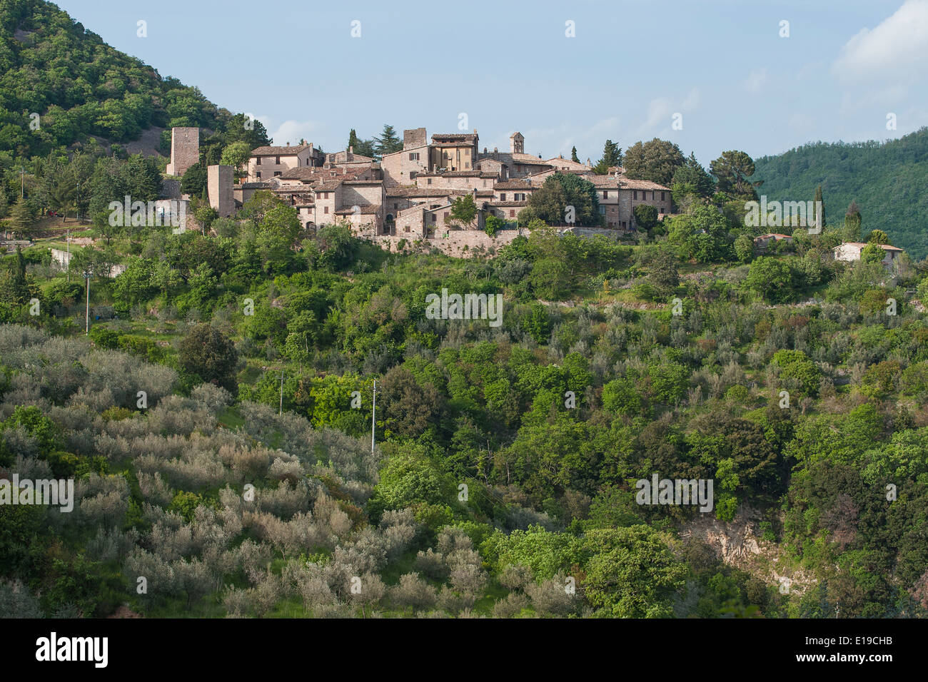 Panorama von Collepino, einer Kleinstadt in der Nähe von Spello, in der Unterseite des Berges Subasio. Das Dorf ist 600 Meter hoch. Stockfoto