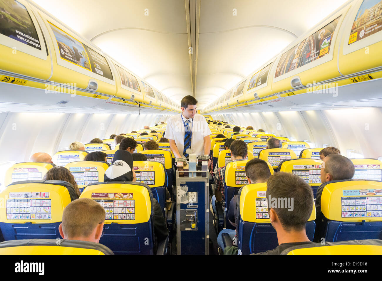 Trolley-Service an Bord eines Ryanair-Flug, England, UK Stockfoto