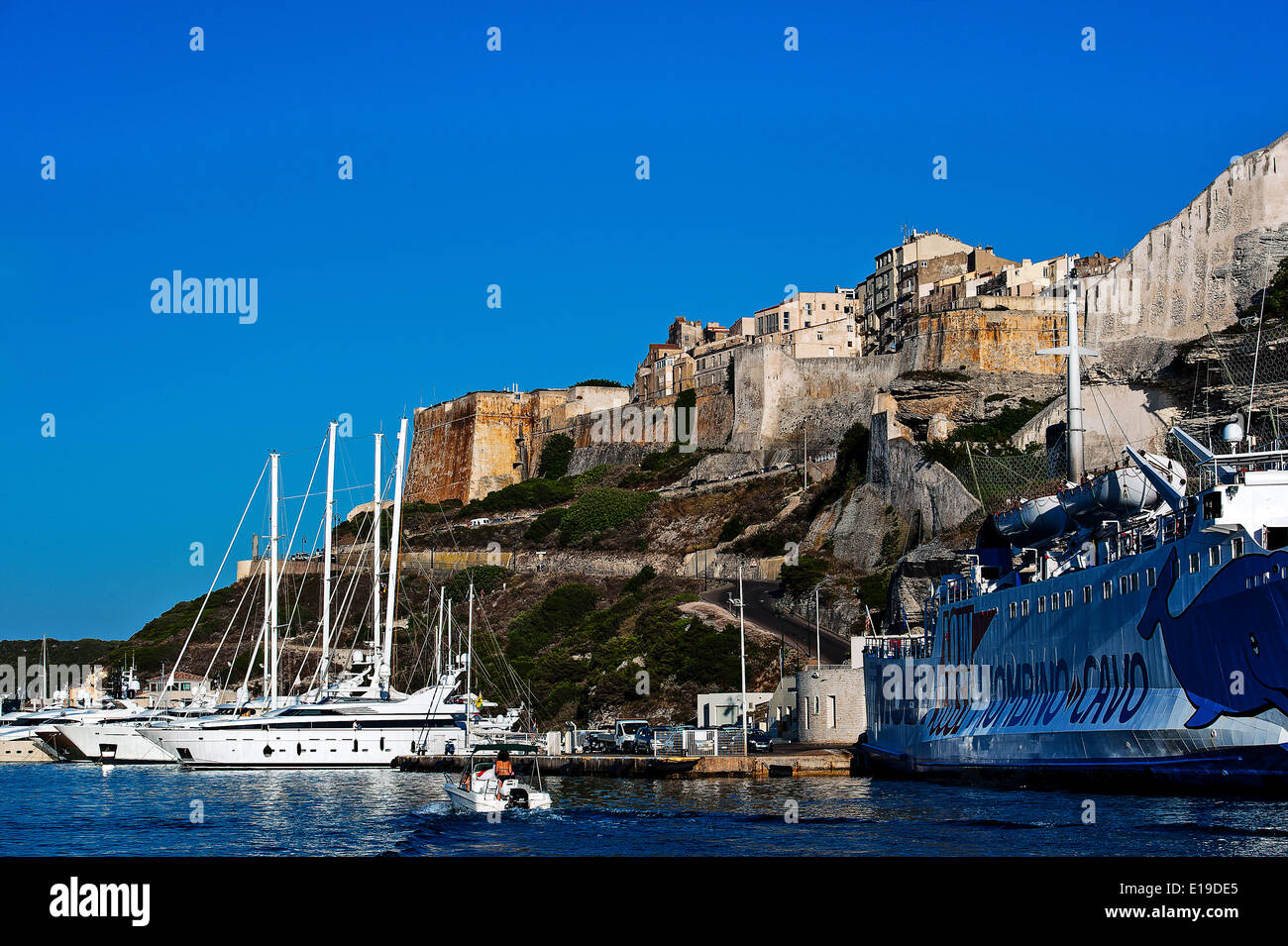 Europa. Frankreich. Corse-du-Sud (2A). Bonifacio. Segelboote in einer Marina vor den Wällen Stockfoto