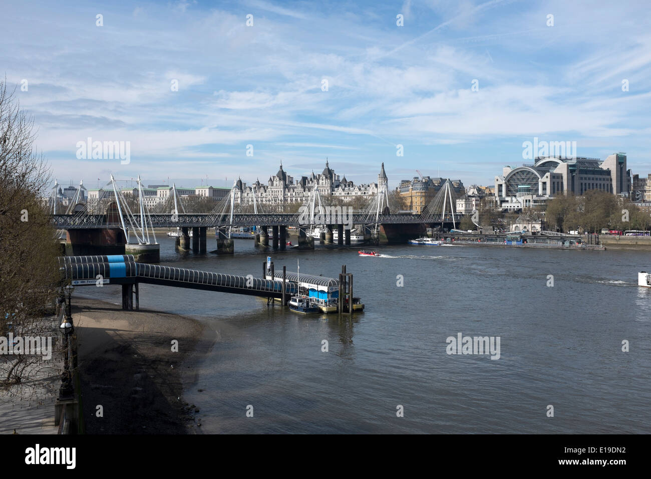 Blick vom Waterloo Brücke über die Themse zum Jubiläum (Hungerford) Bridge London Stockfoto