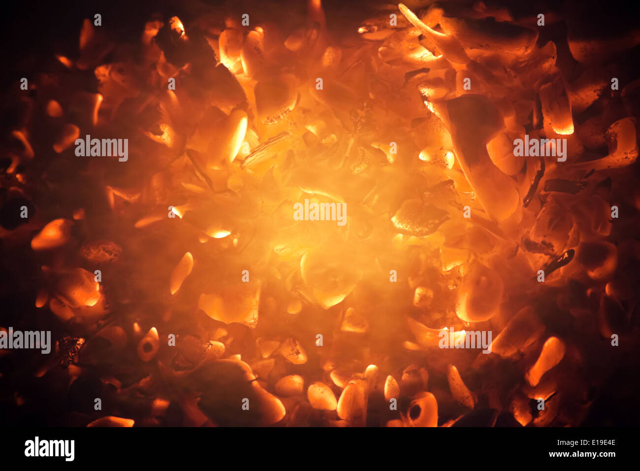 Hellere brennende Kohlen abstrakte Fotohintergrund Stockfoto