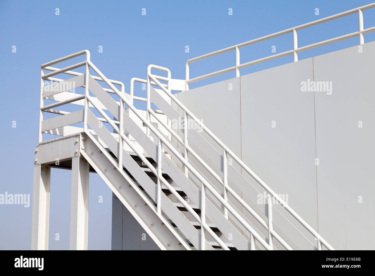 Weiße Treppe zur Brücke auf dem großen Schiff Kapitän Stockfoto