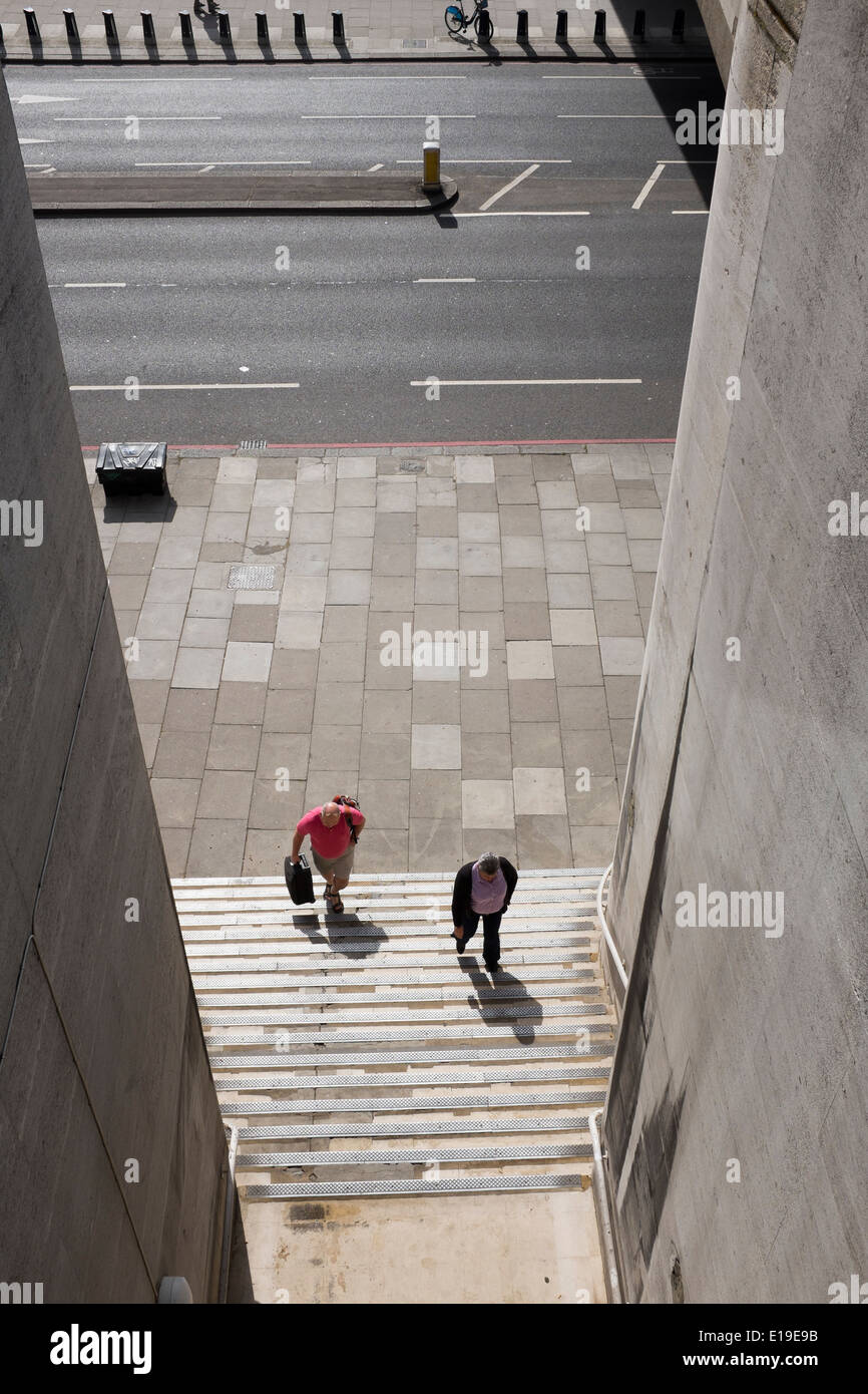 Paar Stufen unter Waterloo Bridge Stockfoto