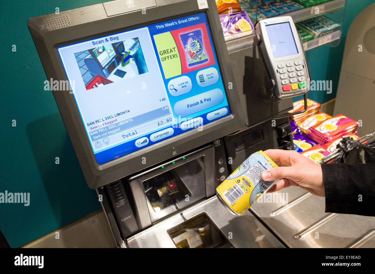 Scan-Getränk kann im Supermarkt selbst Kasse Maschine, England, UK Stockfoto