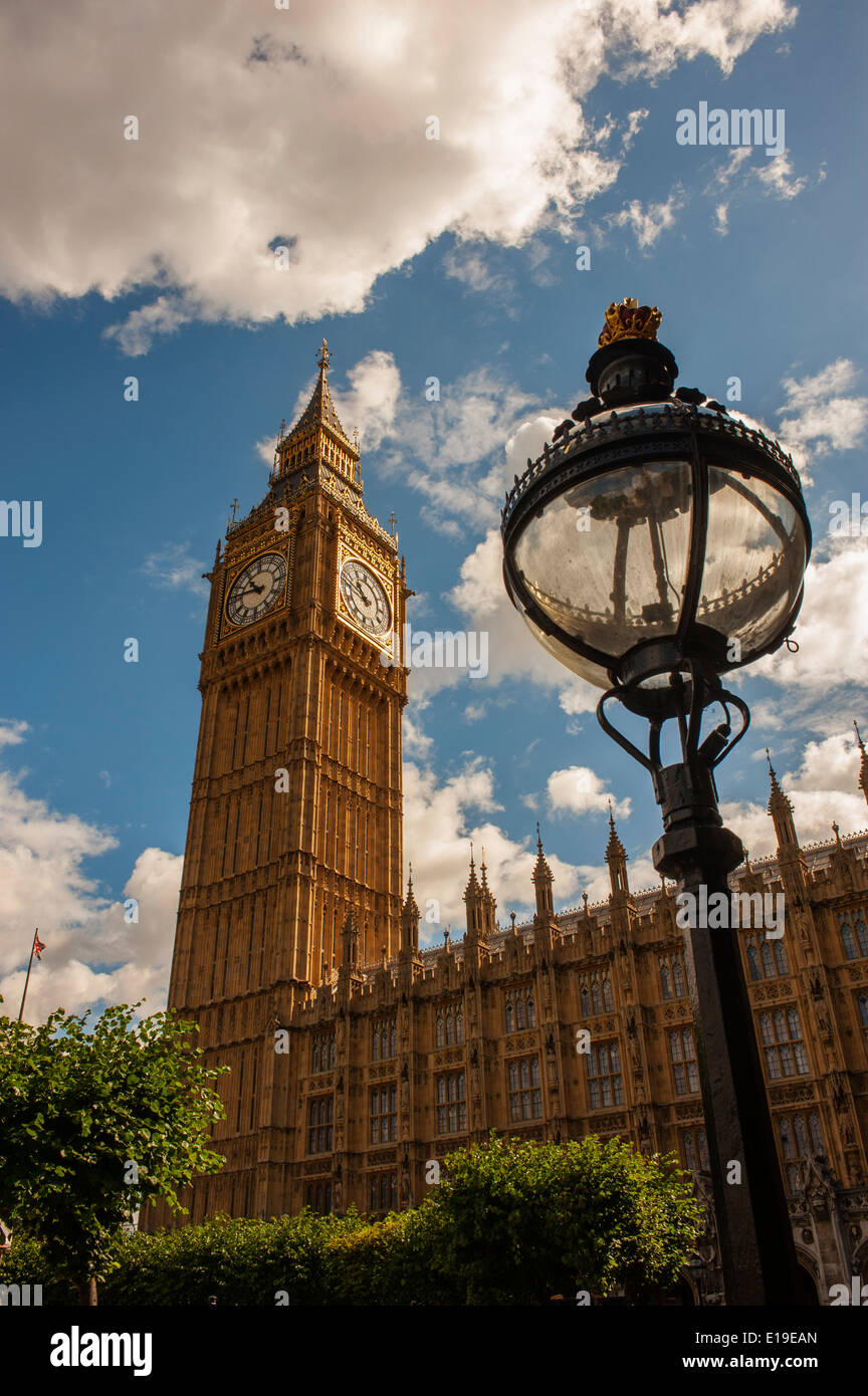 Elizabeth Tower und Big Ben vom neuen Schloss Hof. Häuser des Parlaments London. Stockfoto