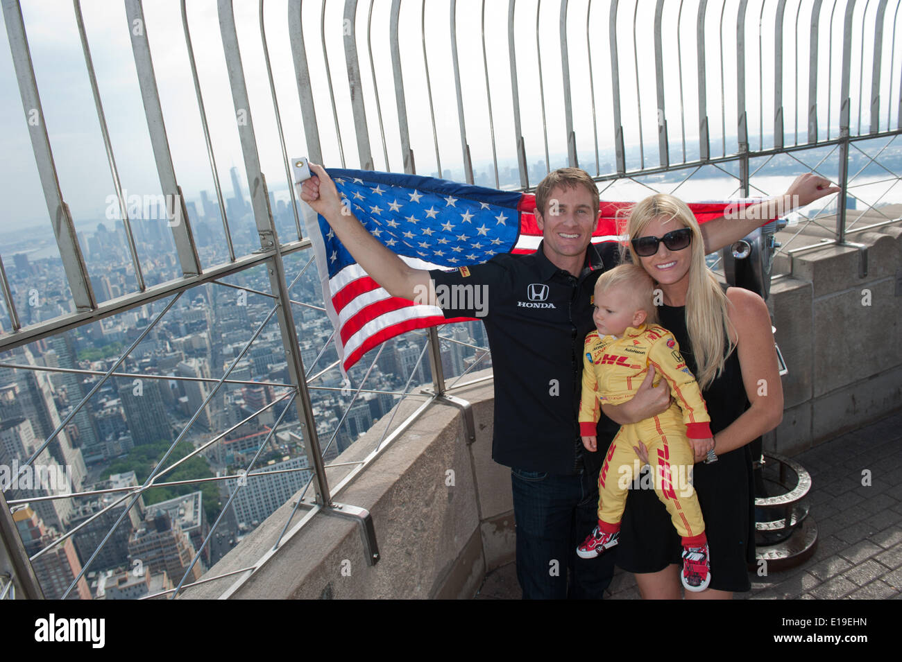 Manhattan, New York, USA. 27. Mai 2014. 2014 Indianapolis 500 Sieger RYAN HUNTER-REAY tourt das Empire State Building 86. Stockwerk Observatory, Dienstag, 27. Mai 2014. Bildnachweis: Bryan Smith/ZUMAPRESS.com/Alamy Live-Nachrichten Stockfoto