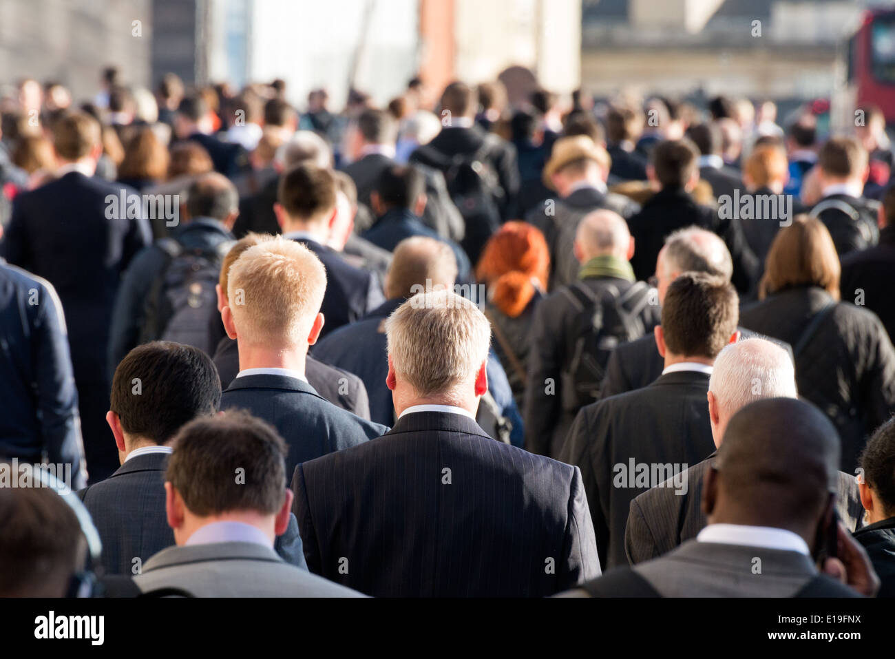 Pendler Kreuzung voll London Bridge auf dem Weg von der Arbeit nach Hause, Großbritannien Stockfoto