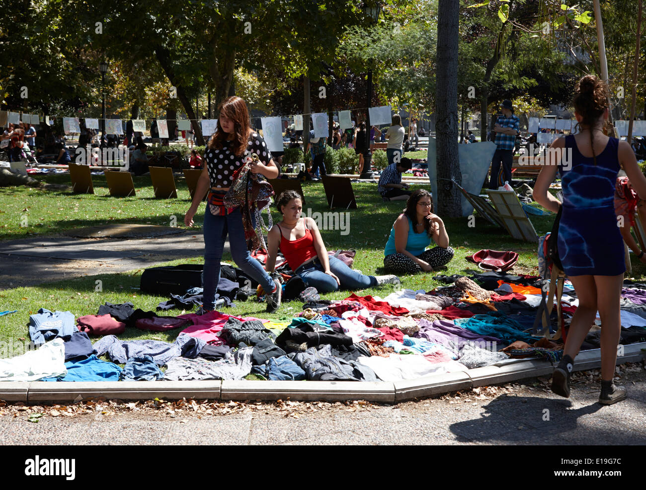 Menschen im Parque forestal an einem sonnigen Tag für den Open-Air-Flohmarkt in Santiago Chile Stockfoto