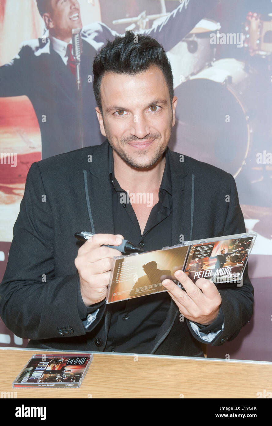 Milton Keynes, UK. 27. Mai 2014. Peter Andre Unterzeichnung Exemplare seines neuen Albums "Große Nacht" im Hochsommer findet Milton Keynes 27. kann 2014 Credit: Brian Jordan/Alamy Live News Stockfoto