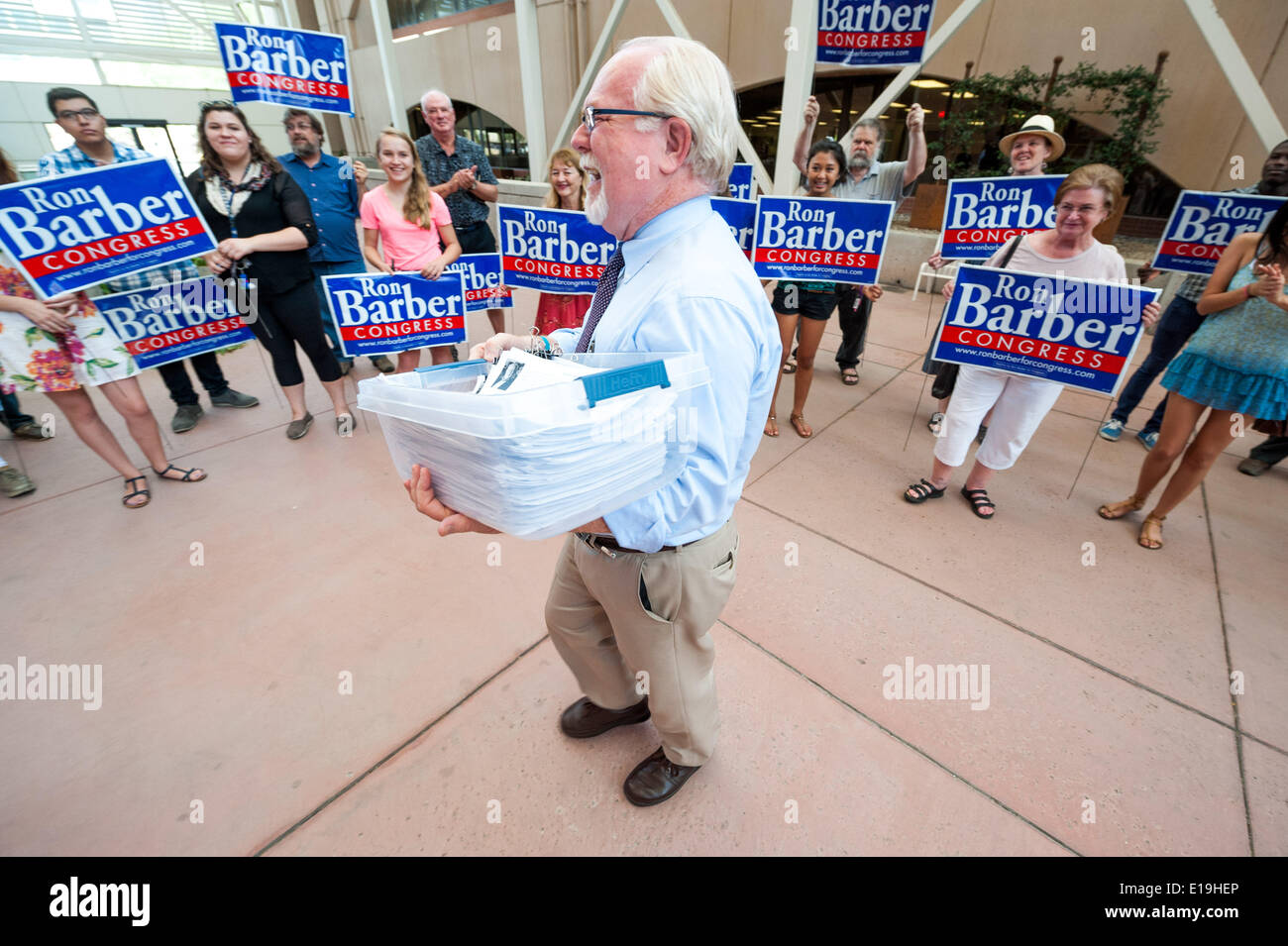 Tucson, Arizona, USA. 27. Mai 2014. Rep RON BARBER (D -ARIZ) wendet sich in seiner Kampagne Unterschriften an das Landesamt. Barber läuft für seine zweite Amtszeit gegen GOP Spitzenreiter M. McSally. Experten sagen, dass Arizonas CD2 Rennen wahrscheinlich eines der teuersten im Land dieses Zyklus. Wille © Seberger/ZUMAPRESS.com/Alamy Live-Nachrichten Stockfoto