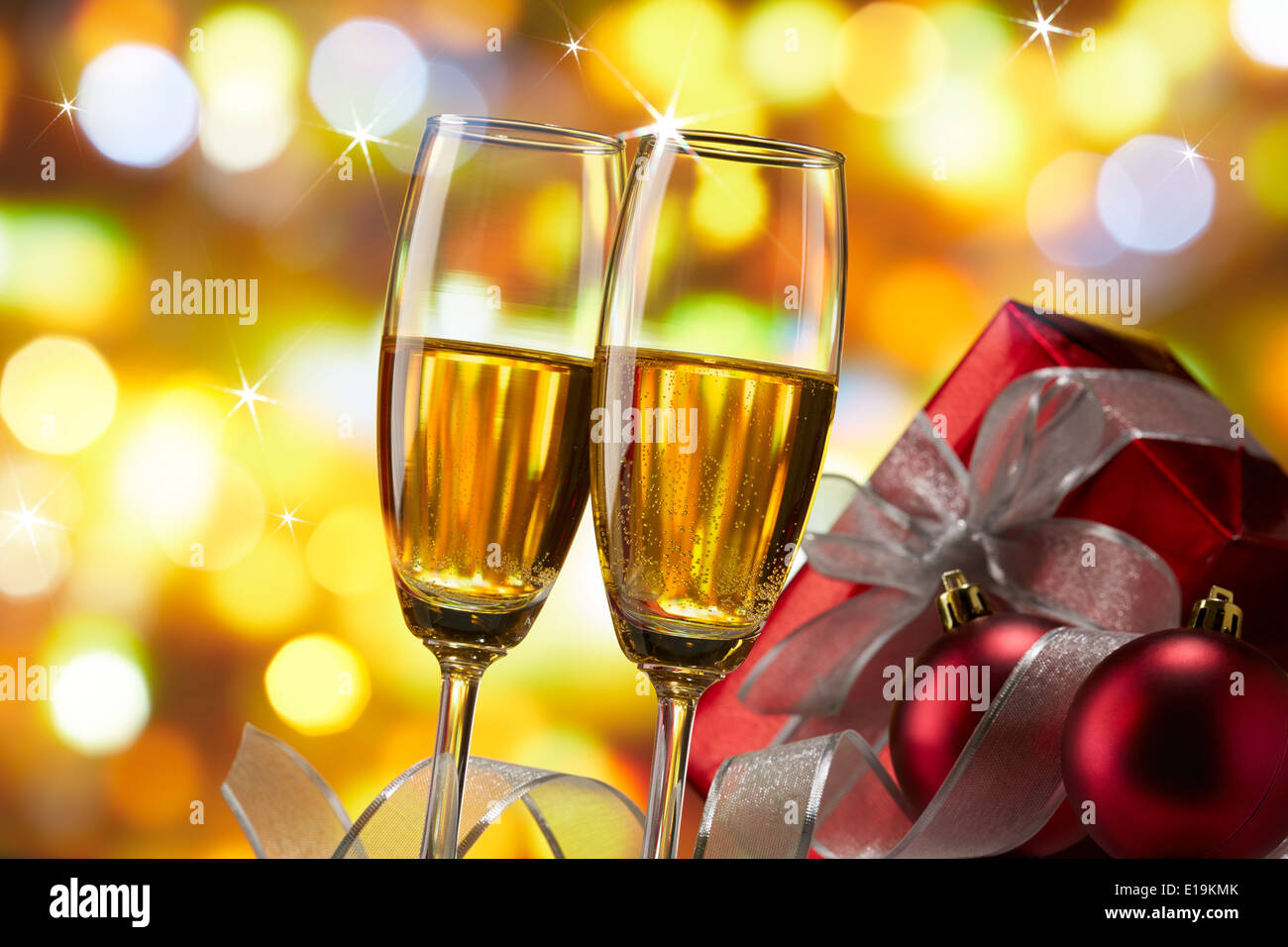 Champagner, Christbaumkugeln und Geschenk Lichter Hintergrund bokeh Stockfoto