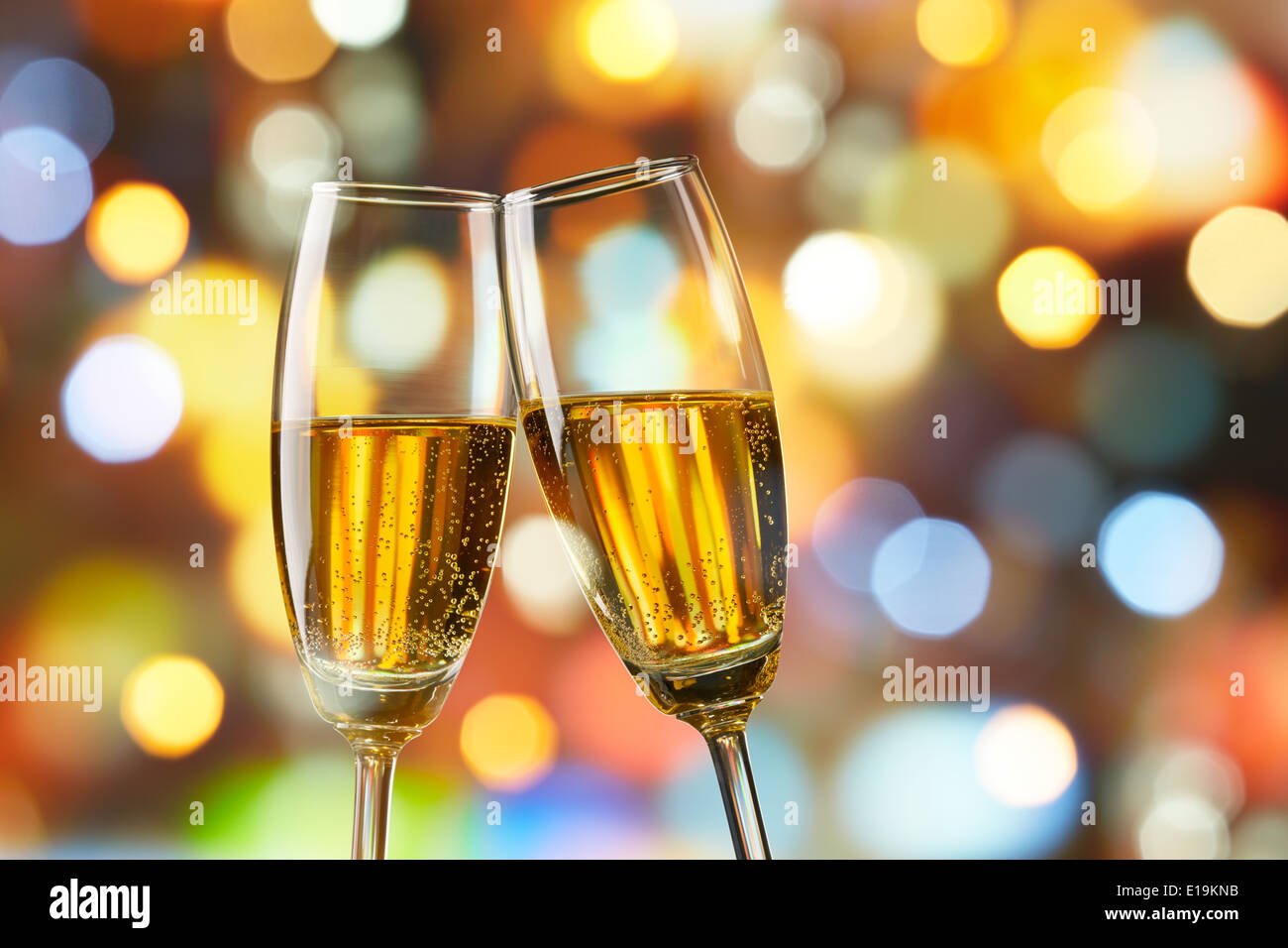 zwei Gläser Champagner Toasten Lichter Hintergrund bokeh Stockfoto