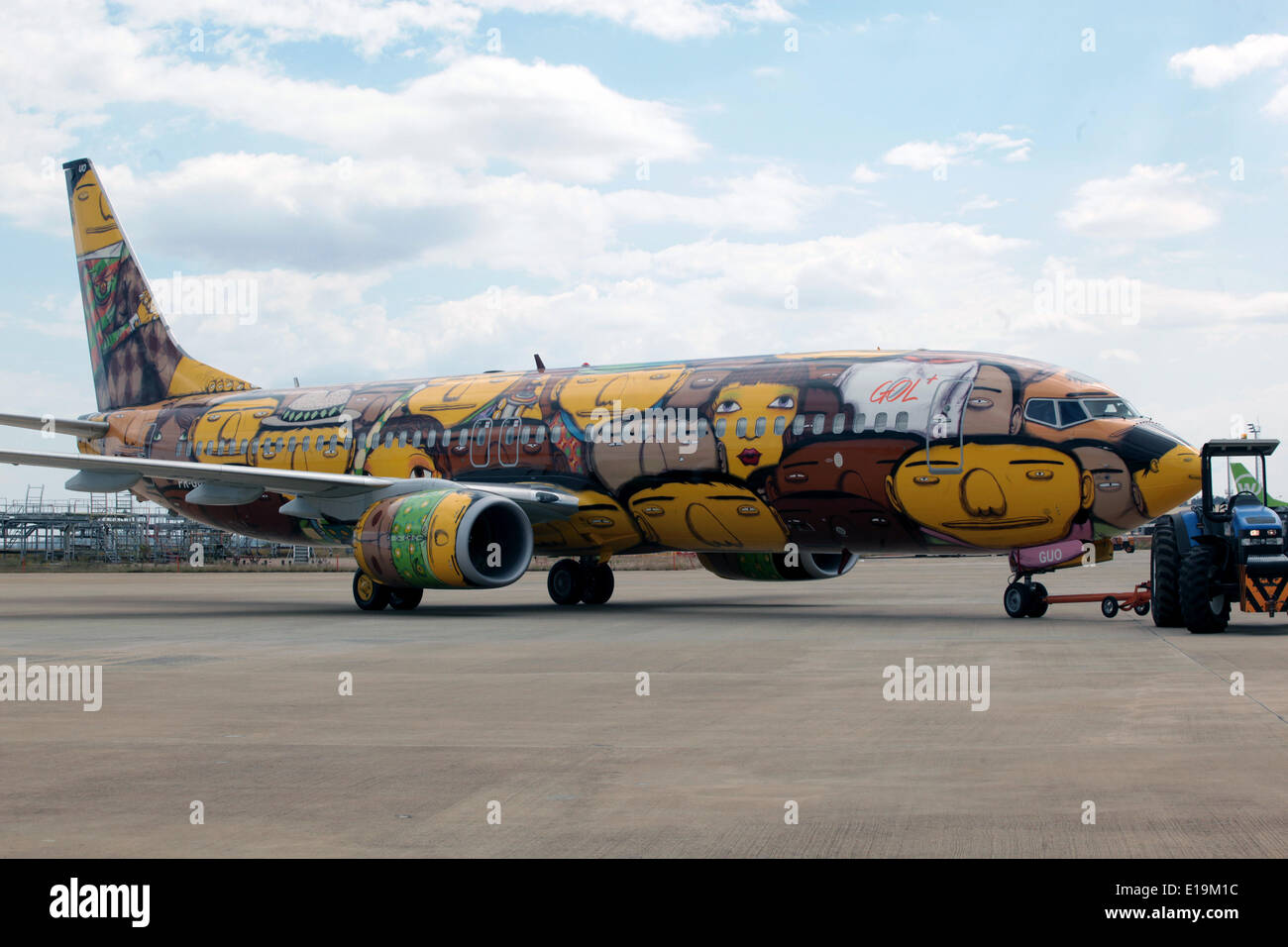 Minas Gerais, Brasilien. 27. Mai 2014. Das Flugzeug, das die brasilianische Fußball-Nationalmannschaft zu den Spielen der FIFA WM 2014 zu transportieren ist im Flughafen Confins, in Minas Gerais, Brasilien, am 27. Mai 2014 ausgestellt. Das Flugzeug war mit Gesichtern, die die brasilianischen Volkes, Graffiti Künstler Gustavo und Octavio Pandolfo auch bekannt als Os Gemeos, laut der lokalen Presse eingerichtet. Bildnachweis: Rahel Patras/Xinhua/Alamy Live-Nachrichten Stockfoto