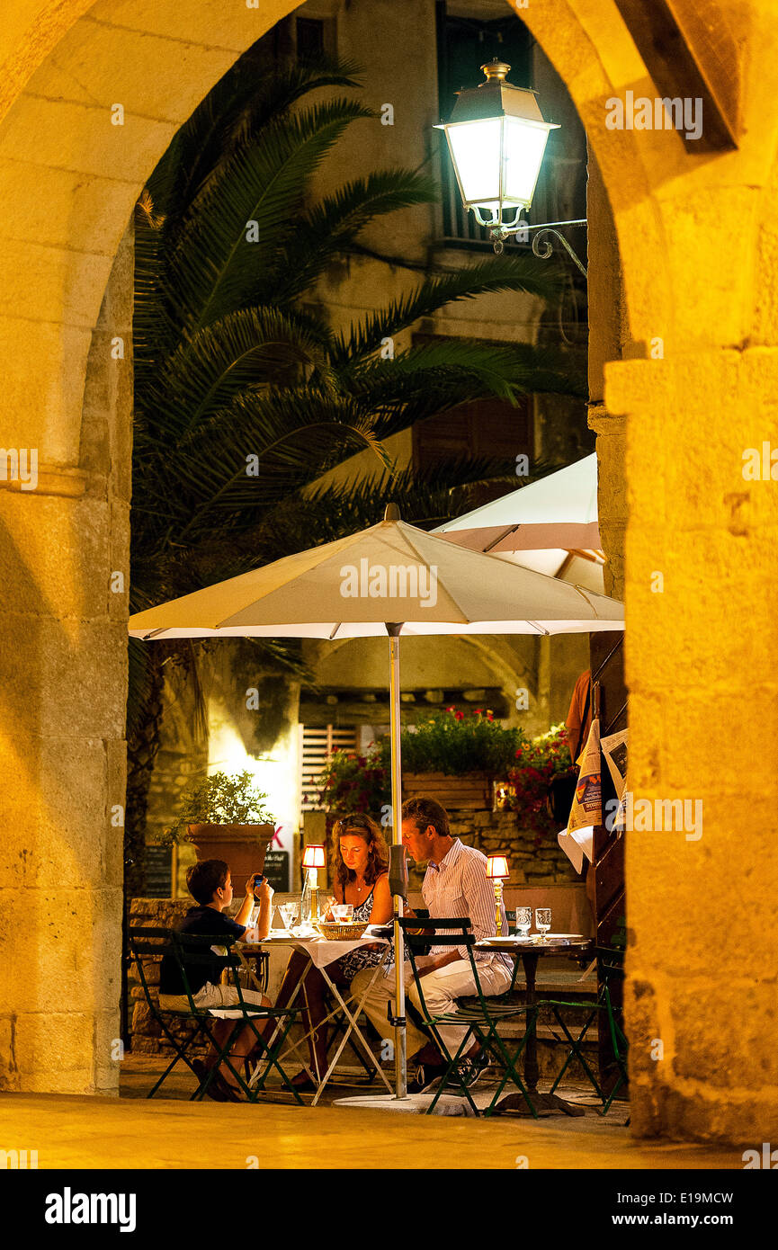 Europa. Frankreich. Corse-du-Sud (2A), Bonifacio. Pärchen, die im Restaurant zu Abend essen Stockfoto