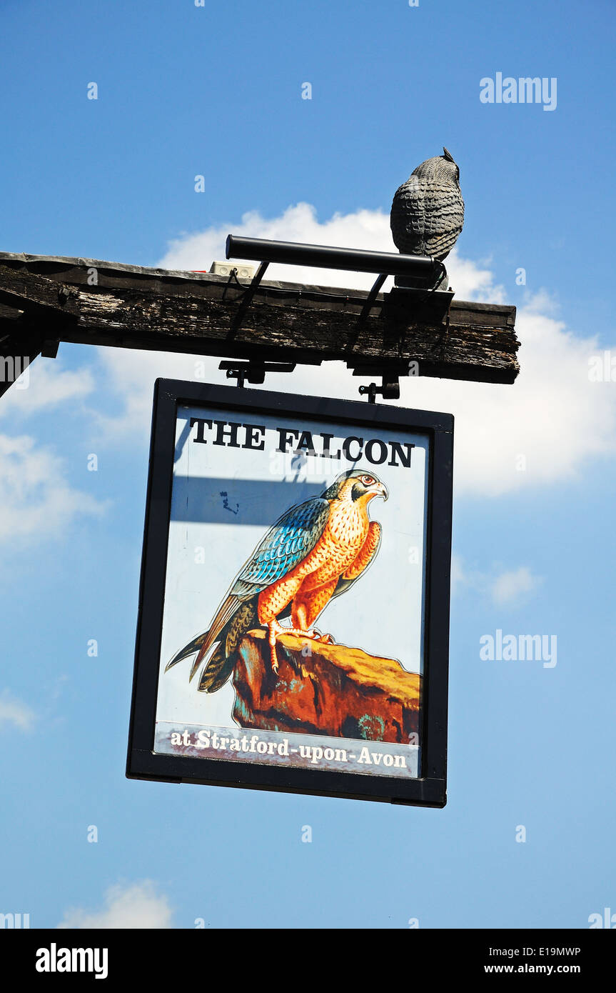 Legacy Falcon Hotel Zeichen entlang Chapel Street, Stratford-Upon-Avon, Warwickshire, England, Vereinigtes Königreich, West-Europa. Stockfoto
