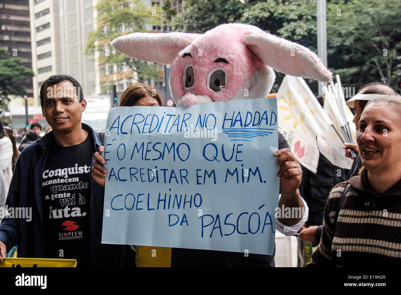 Sao Paulo, Brasilien. 27. Mai 2014. Lehrer aus kommunalen Schulen protestieren für bessere Arbeitsbedingungen und eine Gehaltserhöhung in der Paulista Avenue, in Sao Paulo, Brasilien, am 27. Mai 2014. Bildnachweis: Dpa picture Alliance/Alamy Live News Stockfoto