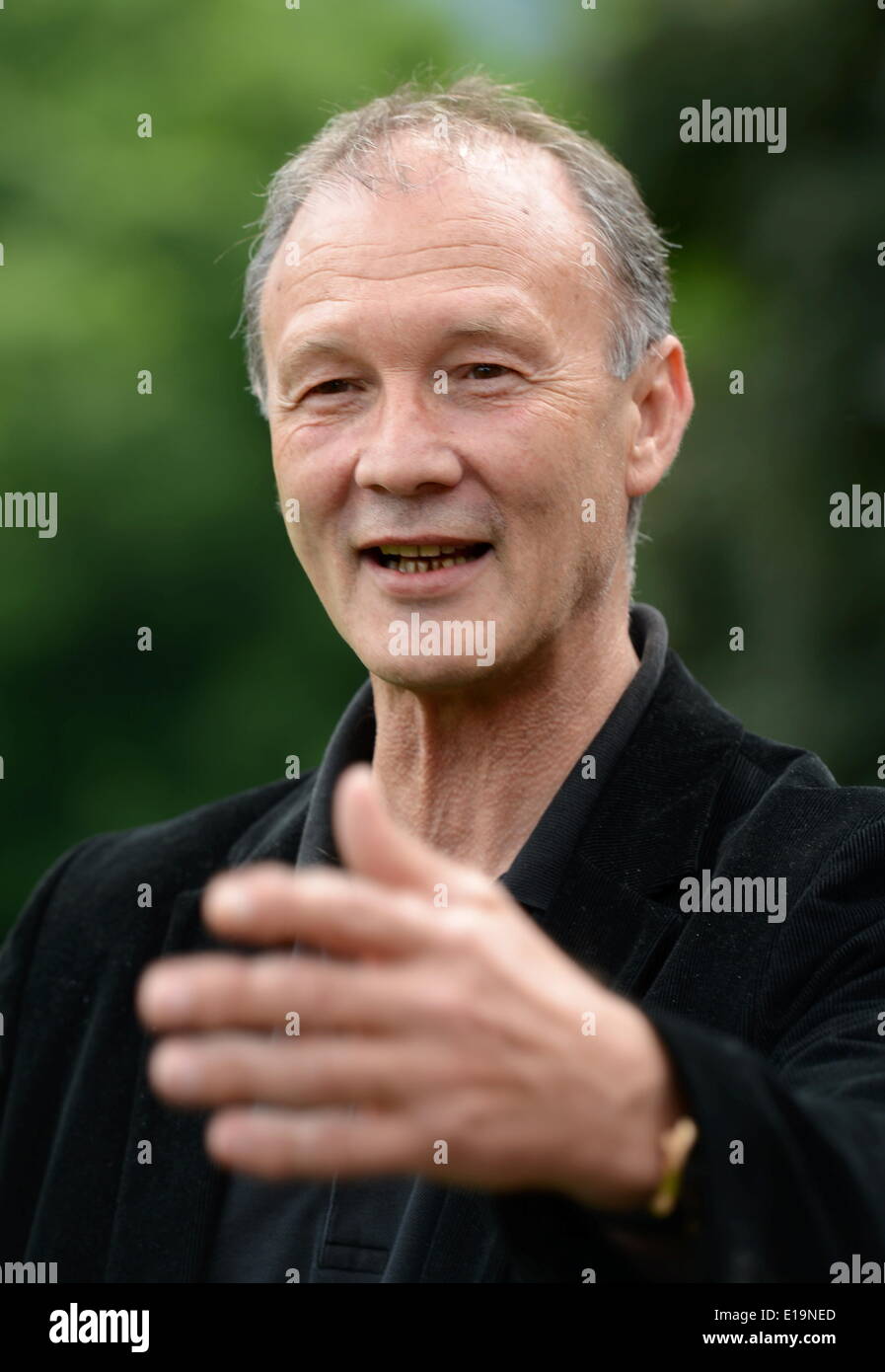 Künstler Ottmar Hoerl Gesten vor der Goethe-Universität in Frankfurt Am Main, Deutschland, 27. Mai 2014. Hoerl schuf Skulpturen des großen deutschen Dichters Goethe in vier Farben anlässlich des 100. Jahrestages der Universität. Die 400 einen meter hohen Miniatur, die Goethes am Campus Westend vor dem Haupteingang der Universität vom 11. Juni bis 20. Juli 2014 ausgestellt werden. Foto: ROLAND HOLSCHNEIDER/dpa Stockfoto