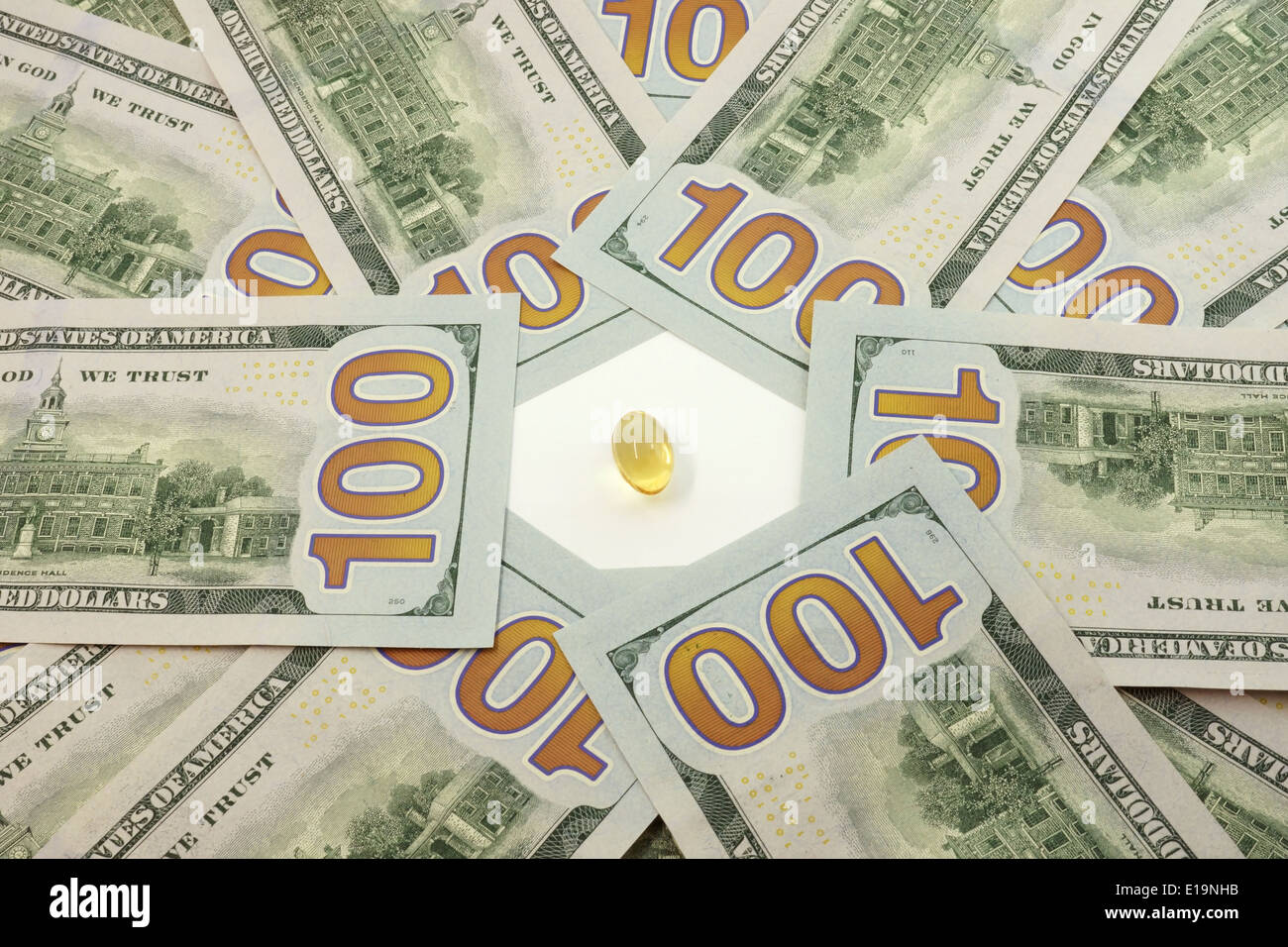 medizinische Behandlung und Kosten-Konzept: Medizin Pille auf US-Dollar-Banknoten auf weißem Hintergrund Stockfoto