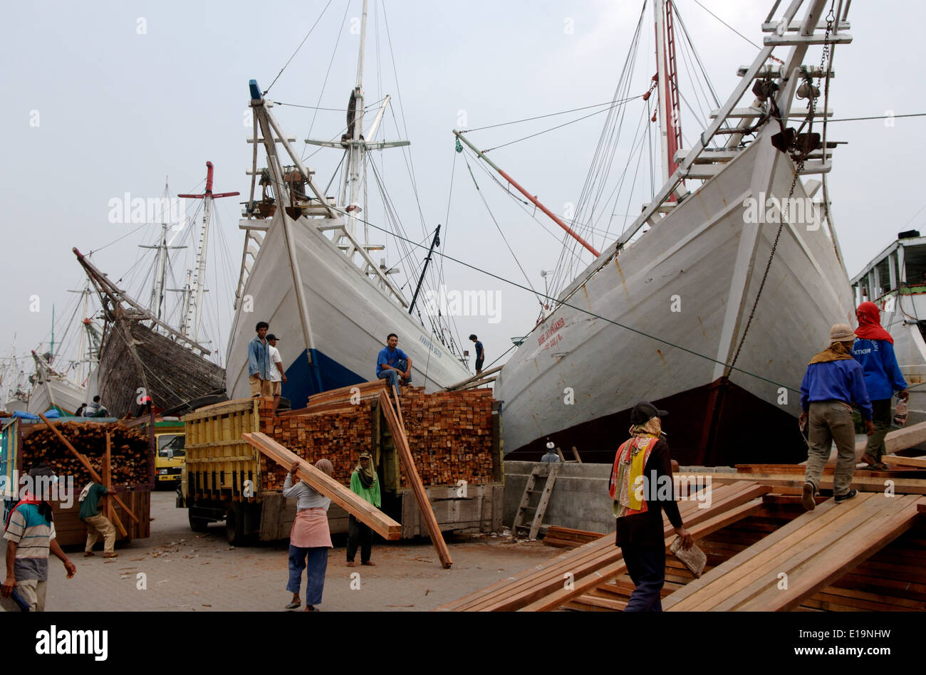 Sunda Kelapa, der geschäftigen Schoner aus Holz von Jakarta. Stockfoto