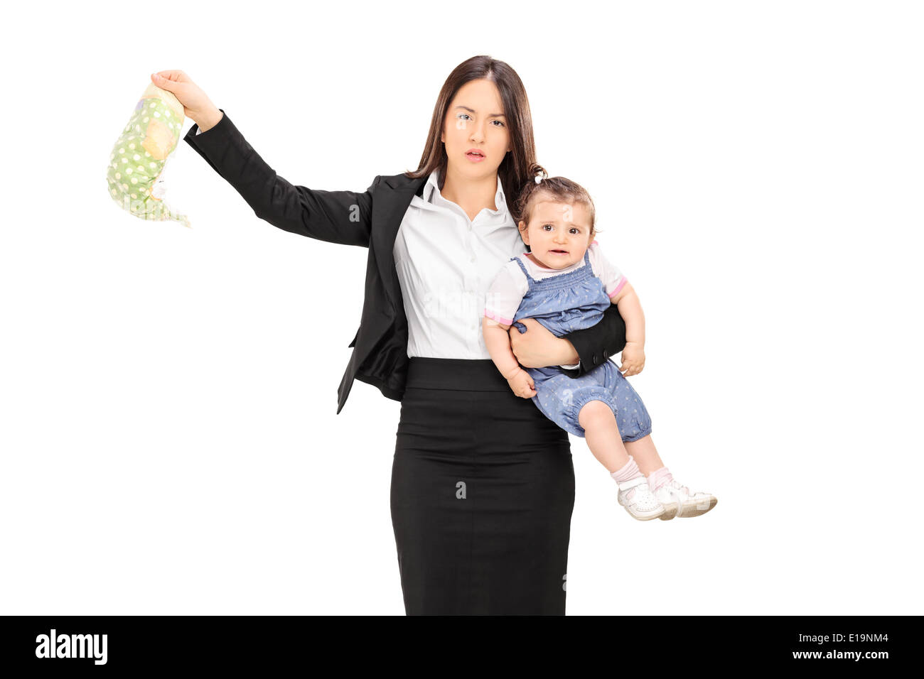 Junge Mutter hält ihr Baby und eine stinkende Windel Stockfoto