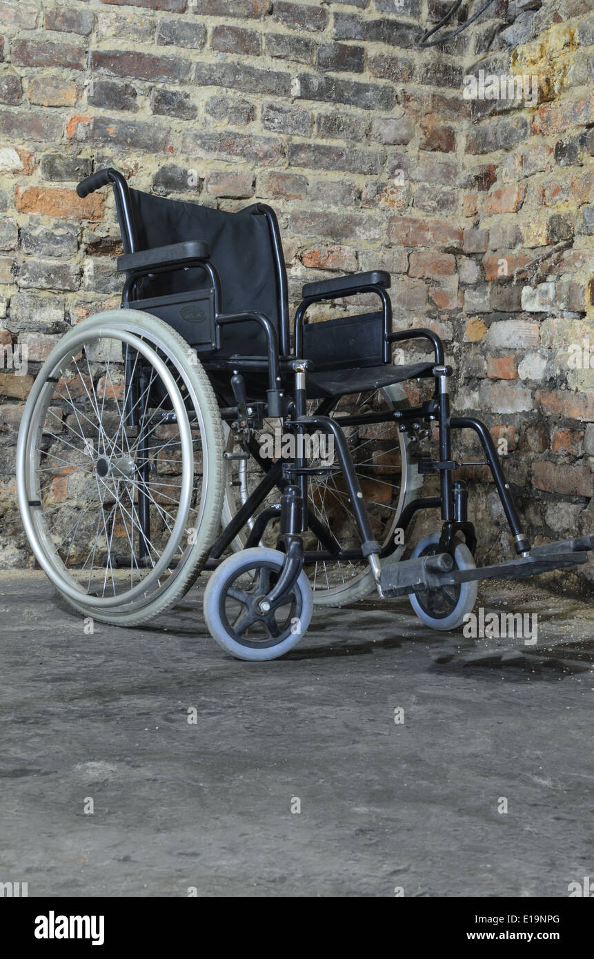 leeren Rollstuhl in alten Basementred, Ziegel, rot brickwall Stockfoto