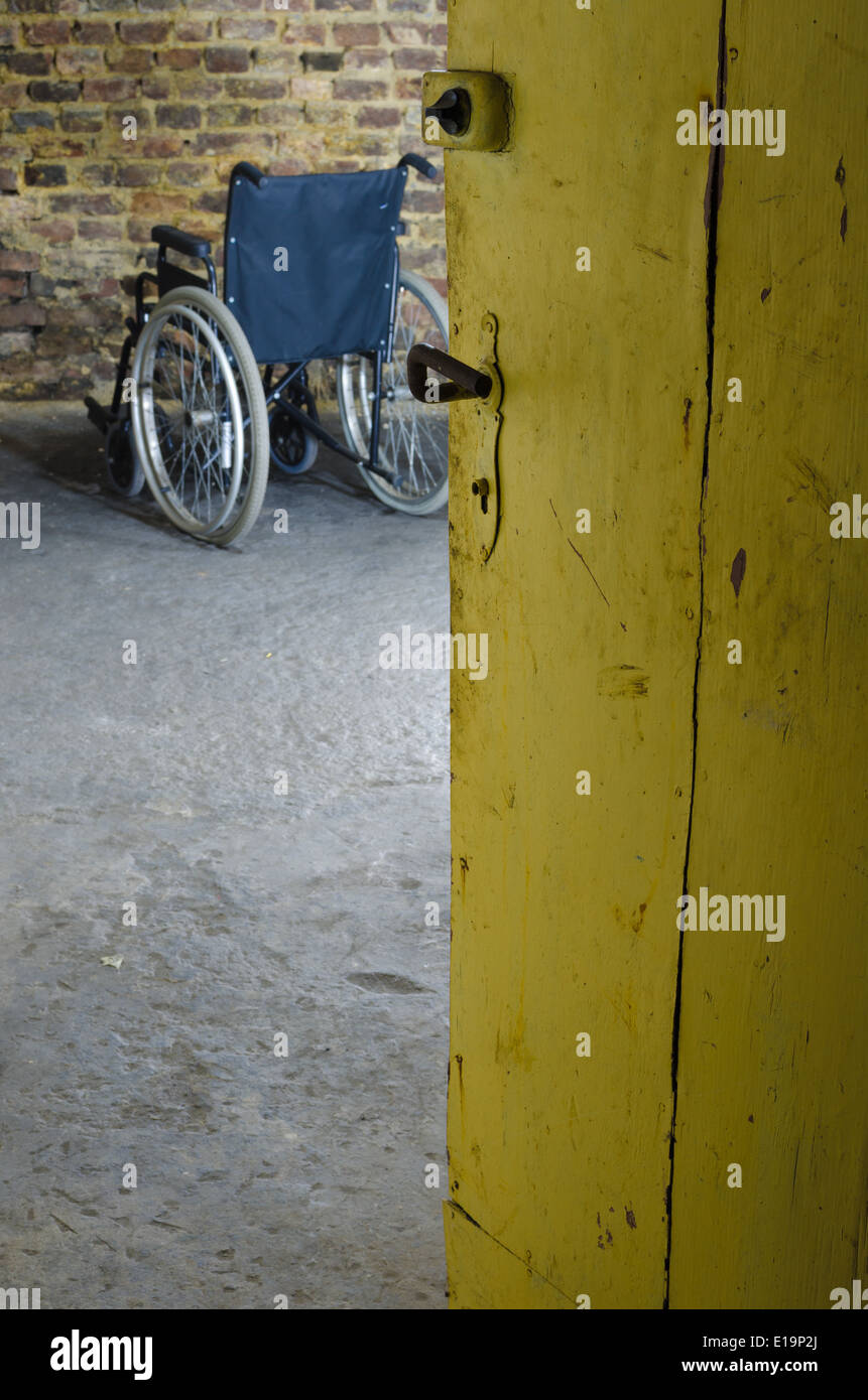 leeren Rollstuhl im alten Keller Stockfoto