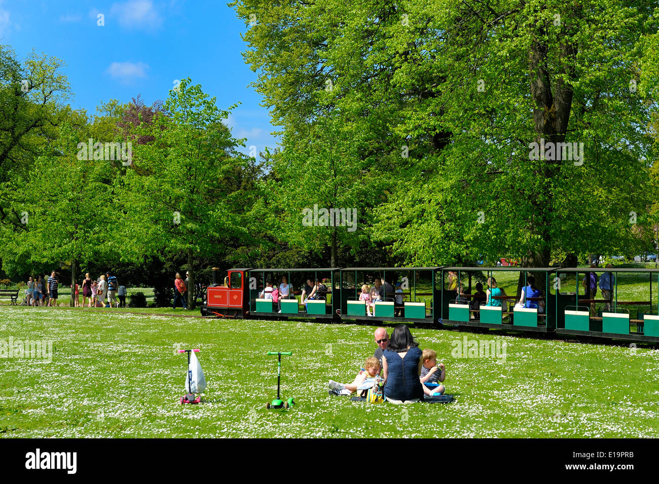 Buxton Pavilion Gardens Miniaturzug Debyshire England UK Stockfoto