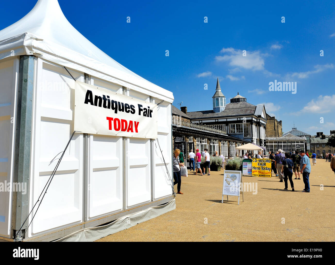Antiquitäten Messe heute. Buxton Pavilion Gärten Derbyshire England UK Stockfoto