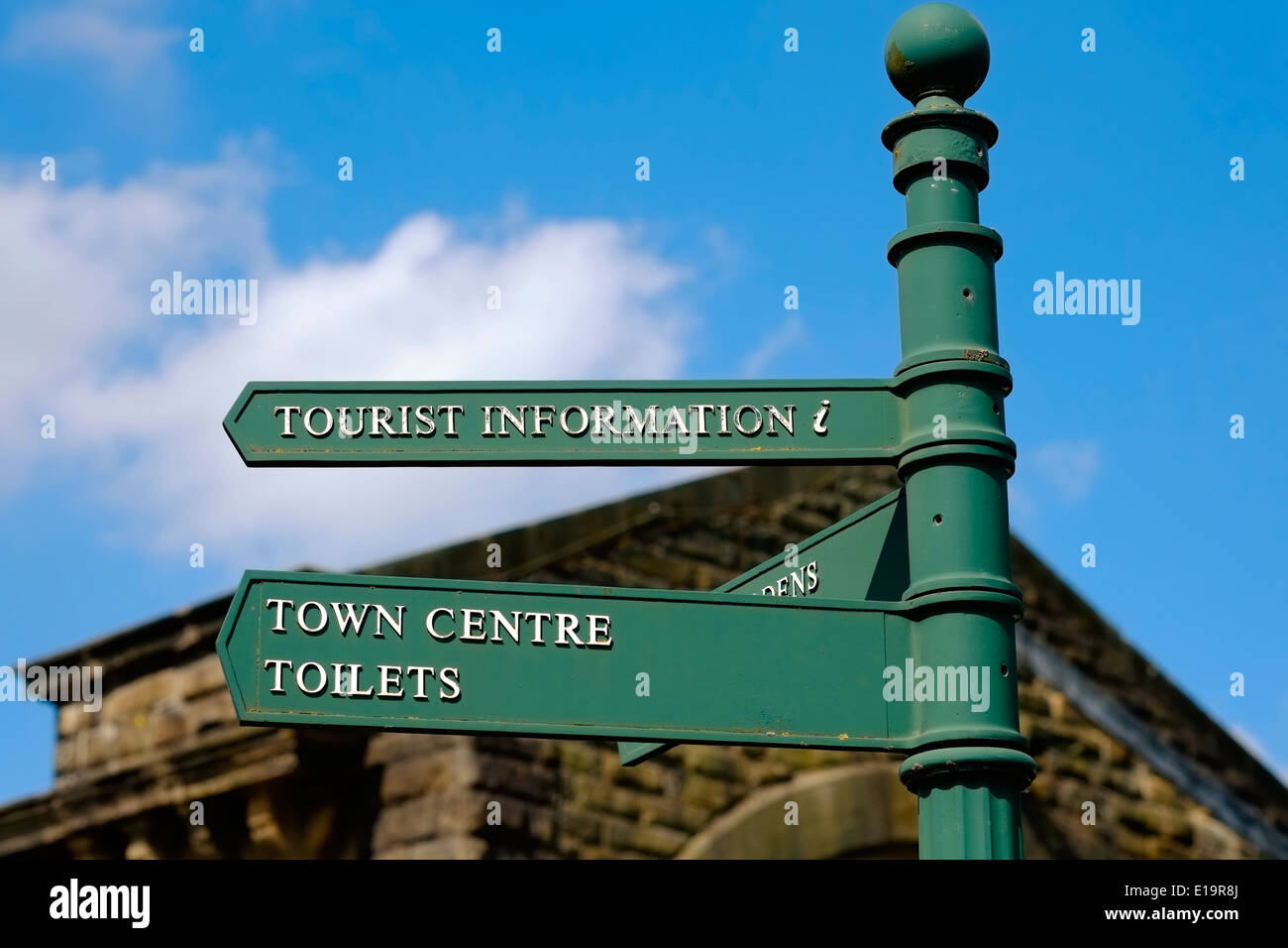 Buxton Derbyshire England UK. Touristische Wegweiser Stockfoto
