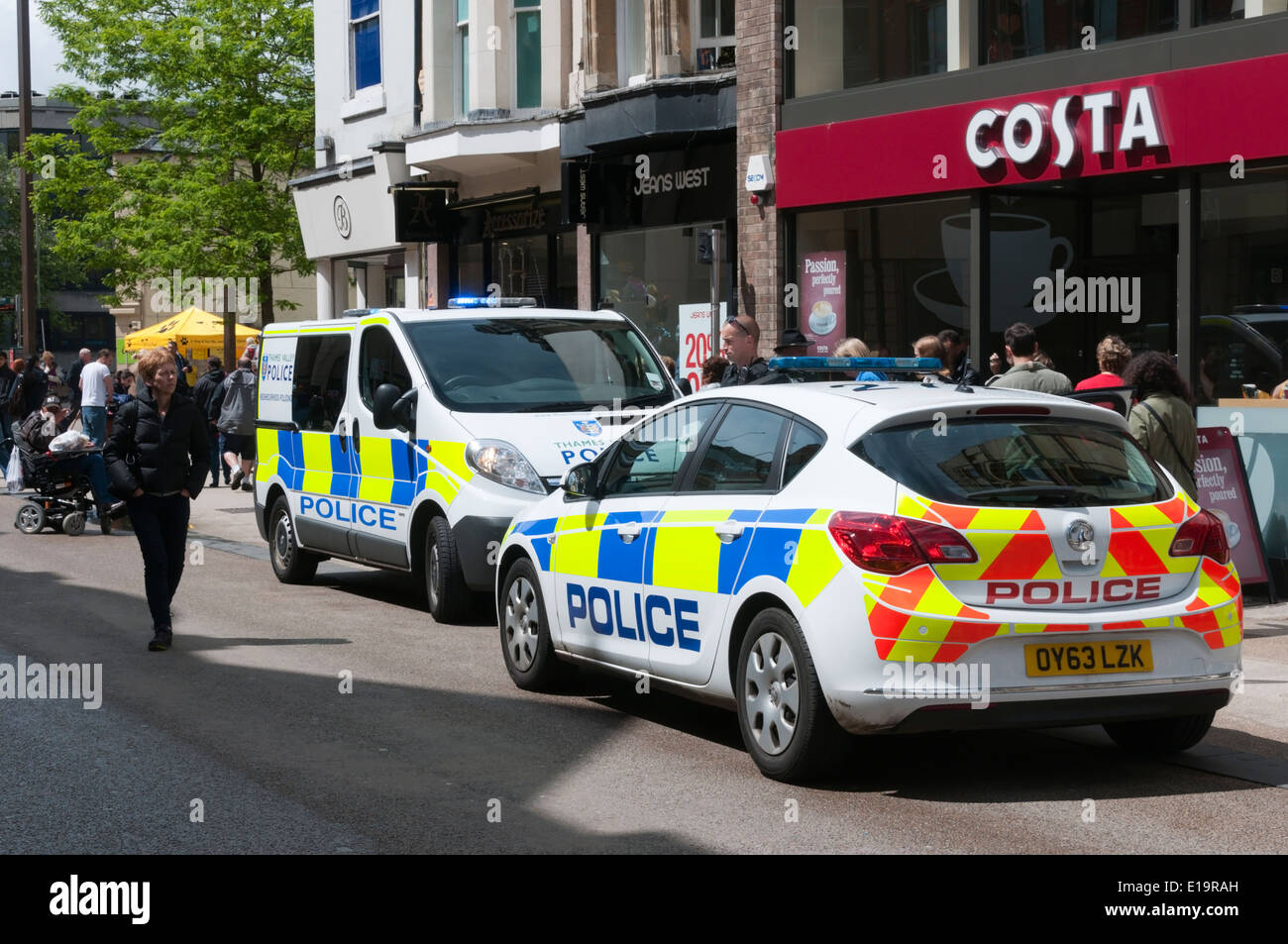 Thames Valley Police Teilnahme an einen Vorfall in der Queen Street, Oxford. Stockfoto