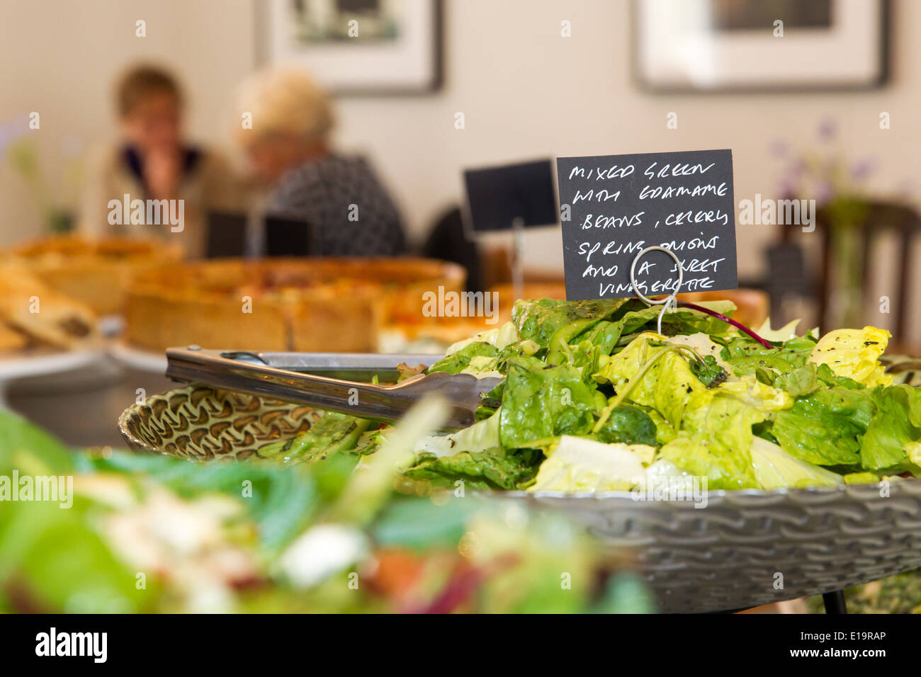 Frische Salatbar in einem café Stockfoto