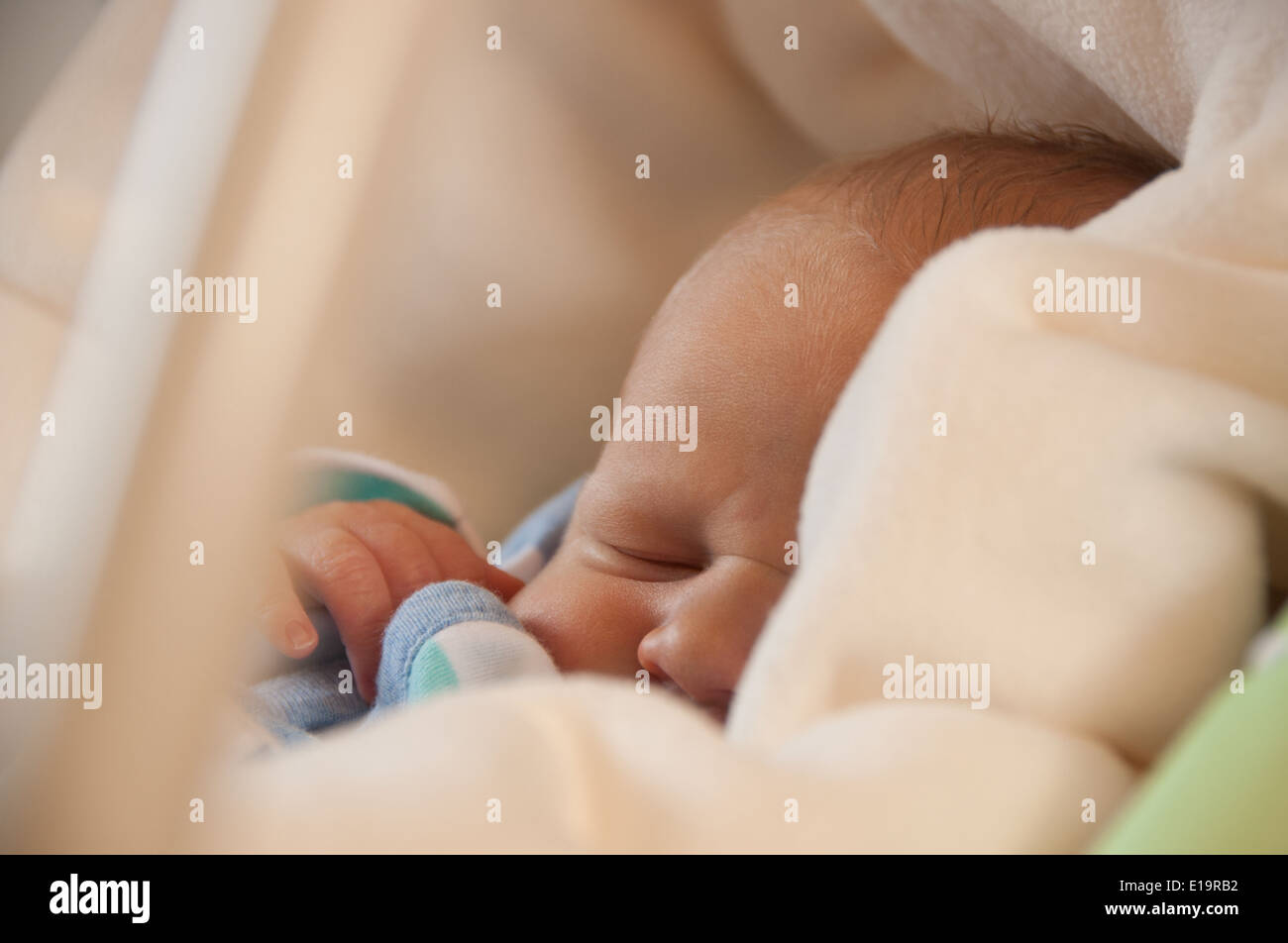 Baby Schaukel Stuhl, kuschelte sich in einer weichen Decke schlafen. Stockfoto Baby Schaukel Stuhl, kuschelte sich in einer weichen Decke schlafen. Stockfoto